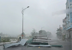 Áp thấp nhiệt đới cách Hoàng Sa khoảng 180 km