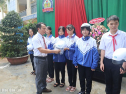 Triển khai Chương trình tặng mũ bảo hiểm cho học sinh lớp 1