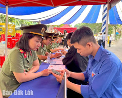 Tạo điều kiện thuận lợi nhất cho công dân xuất, nhập cảnh