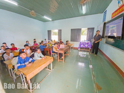 Huyện Krông Năng: Nhiều giải pháp vận động học sinh đến trường