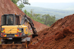 Đắk Nông: Đường sạt lở, chia cắt 2 cụm dân cư với hàng chục hộ dân