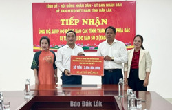Ủy ban MTTQ Việt Nam tỉnh tiếp nhận 2 tỷ đồng huyện Ea Kar ủng hộ Quỹ Cứu trợ tỉnh