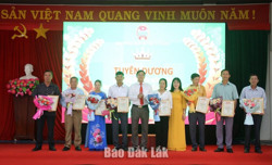 Huyện Cư Kuin: Tôn vinh 11 nông dân xuất sắc, 8 tổ hội Nông dân nghề nghiệp tiêu biểu