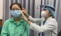 Coi chừng điếc vì thói quen ngoáy tai