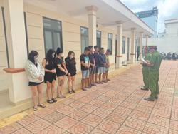 Bắt quả tang 4 tiếp viên quán karaoke đang phê ma túy với khách