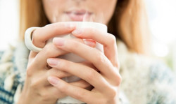 Lợi ích không ngờ của việc uống nước nóng