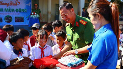Đắk Lắk: Công an huyện Ea Súp tặng 2.400 chiếc áo ấm cho học sinh vùng sâu