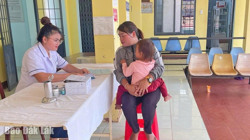 Trạm y tế... vắng bóng người sinh