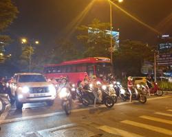 Lái xe tham gia giao thông không bật đèn sau 18h bị phạt thế nào?