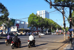 TP. Buôn Ma Thuột: Lắp đặt 145 biển chỉ dẫn “Xe mô tô 2 bánh đèn đỏ được rẽ phải”