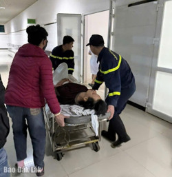 Giải cứu tài xế mắc kẹt trong xe ô tô bị tai nạn giao thông