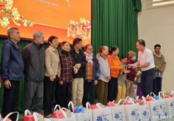 TP. Buôn Ma Thuột: Trao 100 suất quà Tết cho người dân có hoàn cảnh khó khăn