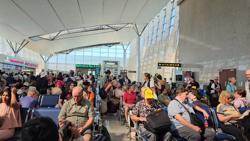 Vé máy bay Tết "nóng" từng ngày, hãng tăng bay đêm liệu giá có "hạ nhiệt"?