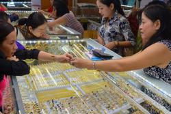 Giá vàng hôm nay, 15-1: Bật tăng do đồng USD giảm giá