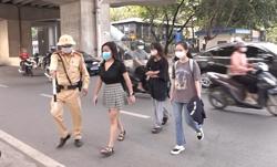 Từ năm 2025, làm sao đi bộ trên đường mà không bị phạt?