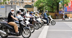 Dừng đèn đỏ quá vạch sơn bị xử phạt thế nào?