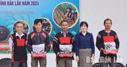 Bàn giao chiêng, nhạc cụ và trang phục hỗ trợ đội văn nghệ vùng đồng bào dân tộc thiểu số