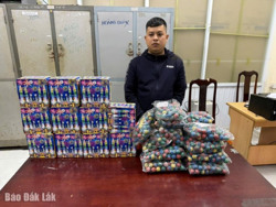 Bắt quả tang “con nghiện” đang chở pháo lậu đi bán