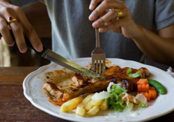 5 lợi ích sức khỏe bất ngờ từ việc ăn tối trước 7 giờ