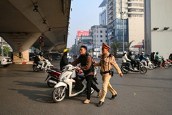 Năm 2025, xe máy có bắt buộc gắn đủ 2 gương chiếu hậu không?