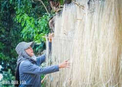 Tỉ mẩn nghề chẻ lạt