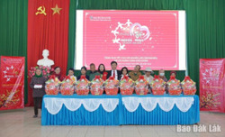 Tặng 100 suất quà Tết cho người dân có hoàn cảnh khó khăn tại xã Hoà Phú