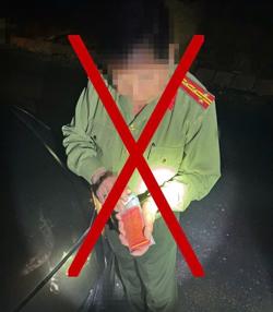 Mặc đồ "đại tá công an" để được bỏ qua vi phạm giao thông