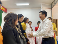 Bí thư Tỉnh ủy Nguyễn Đình Trung tặng quà Tết cho hộ nghèo huyện Cư M’gar