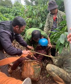 Đi mót cà phê, người phụ nữ rơi xuống giếng sâu 25 m