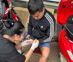 Giải cứu 2 cháu nhỏ đang ngủ trong căn nhà bốc cháy, 1 cán bộ bị thương