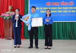 Khen thưởng thanh niên dũng cảm tham gia chữa cháy, cứu người