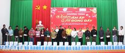 Trao tặng 100 phần quà Tết cho người dân khó khăn tại xã Hoà Thắng