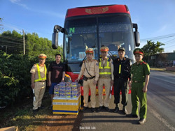 Trạm CSGT Krông Búk phát hiện tài xế vận chuyển hơn 40 kg nghi pháo hoa có nhãn mác nước ngoài