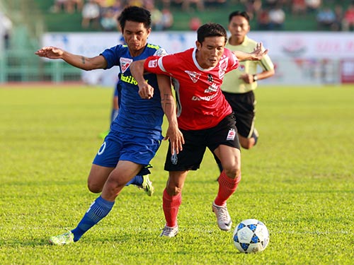 Không có trung vệ nước ngoài hỗ trợ, Văn Long (trái) vất vả trong trận HAGL thua ĐTLA 1-2 Ảnh: Quang Liêm