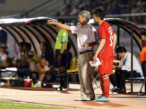 Công Vinh (phải) chỉ mới được ông Lê Thụy Hải tung ra sân ở 30 phút cuối trận B.Bình Dương thắng QNK Quảng Nam 4-2 cuối tuần trướcẢnh: Quang Liêm