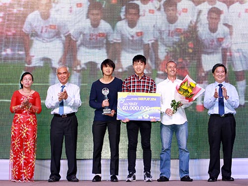 HLV Graechen (thứ hai từ phải sang) cùng các tuyển thủ Xuân Trường, Tuấn Anh đại diện U19 Việt Nam nhận Giải thưởng Fair Play 2014 Ảnh: QUANG LIÊM