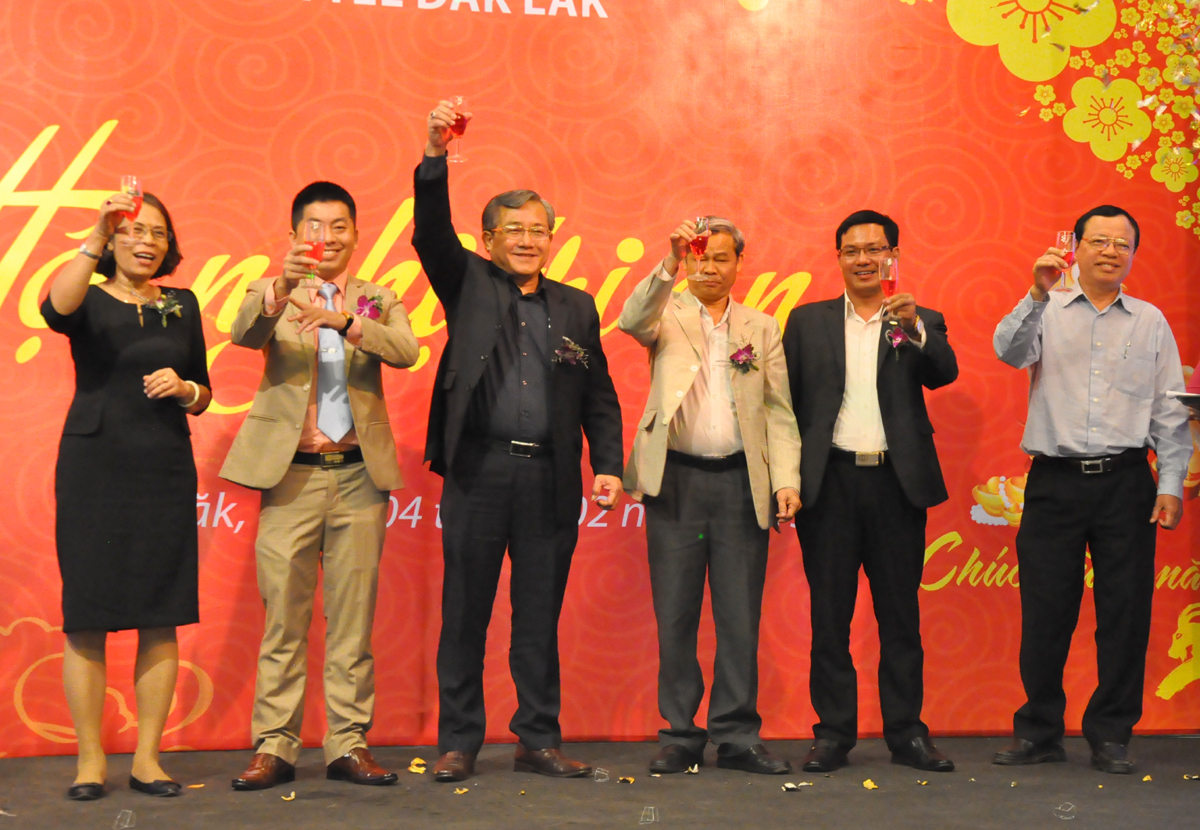 Các đại biểu chúc mừng thành công của Viettel Dak Lak
