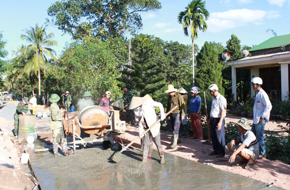 Nhân dân tham gia xây dựng đường nông thôn ở huyện Ea Súp.
