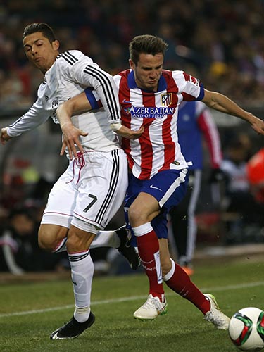 Quả bóng vàng 2014 Ronaldo (trái) sẽ là tâm điểm ở trận lượt về rạng sáng 16-1Ảnh: REUTERS