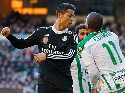 Ronaldo và hành động không đẹp với Edimar  Ảnh: REUTERS