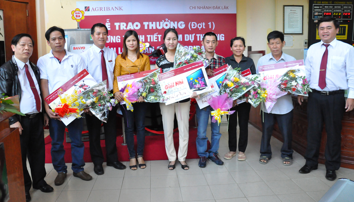 Đại diện Agribank Dak Lak cùng 6 khách hàng trúng thưởng