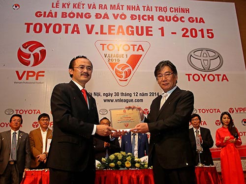 Ông Yoshihisa Maruta (phải), Tổng Giám đốc Toyota Việt Nam, cùng Chủ tịch HĐQT VPF Võ Quốc Thắng tại lễ ký kết Ảnh: HẢI ANH