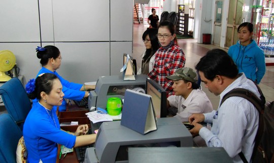 Quy định kể từ ngày 1-1-2015, hành khách mua vé tàu tại các ga, trong đó có ga Sài Gòn phải xuất trình bản chính CMND được xem là “hành” hành khách. Ảnh chụp tại cửa bán vé tàu ga Sài Gòn