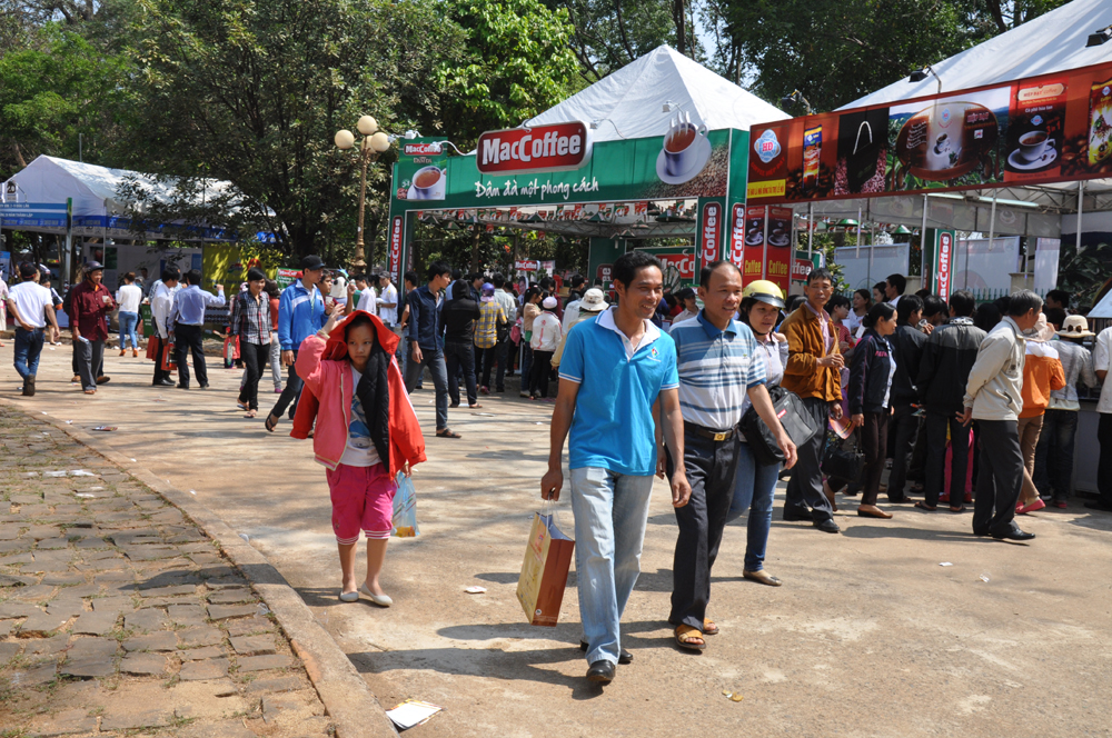 Du khách tham quan Hội chợ - Triển lãm tại Lễ hội cà phê Buôn Ma Thuột lần thứ IV - năm 2013