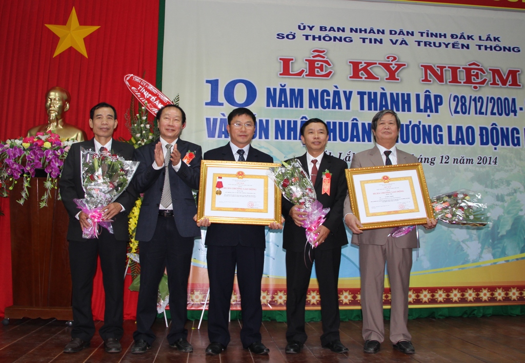 Thừa ủy nhiệm của Chủ tịch nước, đồng chí TRần Hiếu trao tặng Huân chương cho tập thể Sơt TT-TT và cá nhân ông Lê Hữu Thịnh 