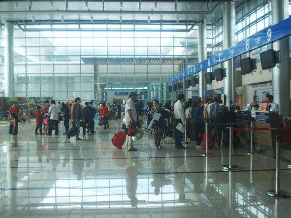 Hành khách làm thủ tục xuất vé tại nhà ga Cảng hàng không Buôn Ma Thuột.