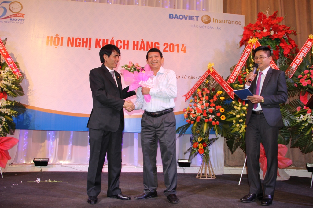 Ông Lê Thanh Nghị, Giám đốc Bảo Việt Dak Lak tặng hoa tri ân khách hàng tại hội nghị