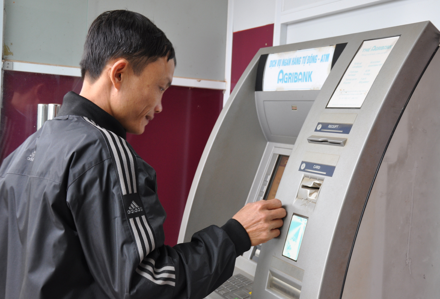 Khách hàng giao dịch qua máy ATM tại Chi nhánh Agribank Cư Kuin.