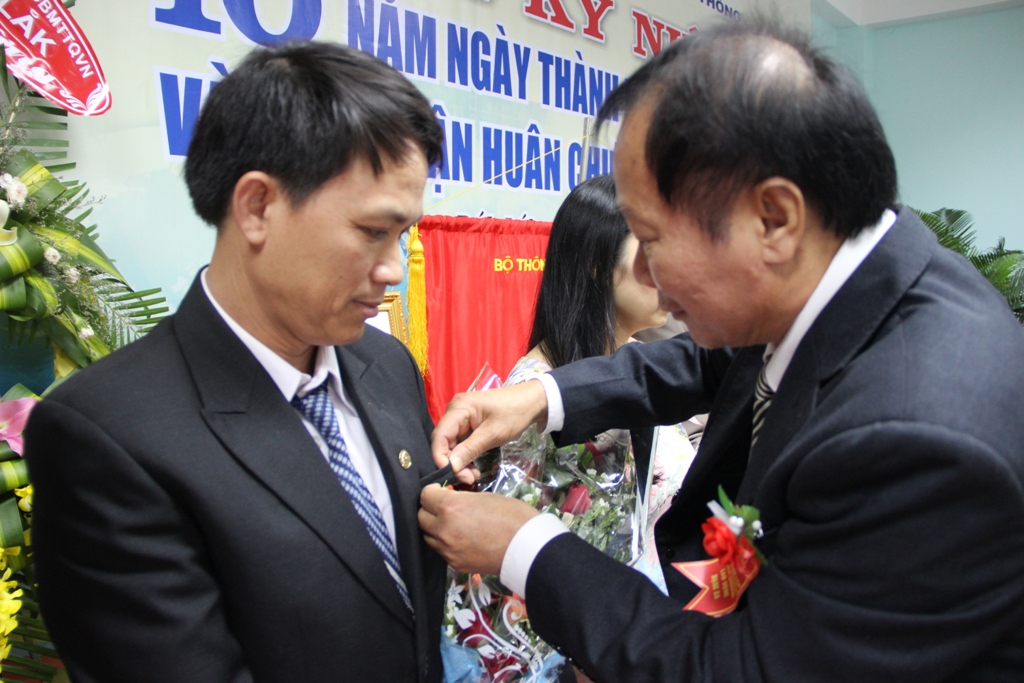 THừa ủy nhiệm của Bộ TT-TT, đồng chí Trần Hiếu gắn Kỷ niệm chương tặng các cá nhân 