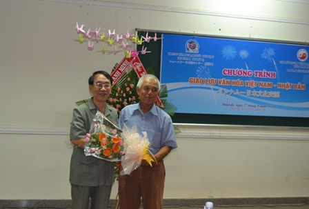 Đại diện Hội hữu nghị Việt Nam - Nhật Bản tỉnh tặng hoa lưu niệm cho đại diện phía Nhật Bản